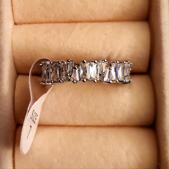 Fashion baguette CZ white/diamond 💎 color band size 7. - Picture 2 of 7